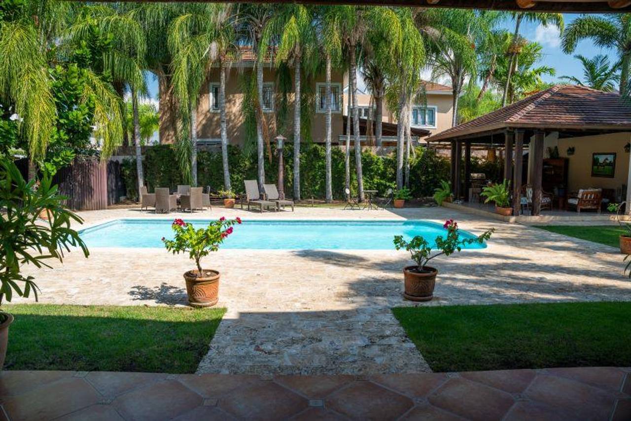 Majestuosa y Exclusiva Casa de 4 Habitaciones y Amplio Patio con Piscina de Venta en Quintas de Pontezuela!