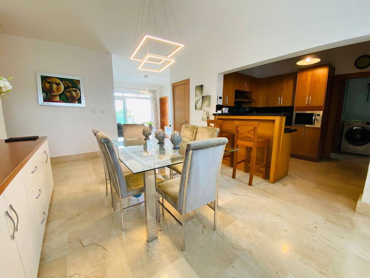 Apartamento Completamente Amueblado con 3 Habitaciones, 2 Parqueos y Piscina de Venta en Rincón Largo!