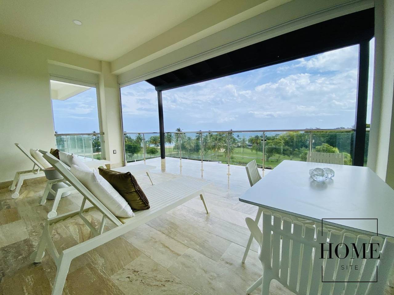 Lujoso y Exclusivo Penthouse Frente al Mar con 4 Habitaciones y Terraza Privada de Venta en lo Mejor de Playa Dorada!