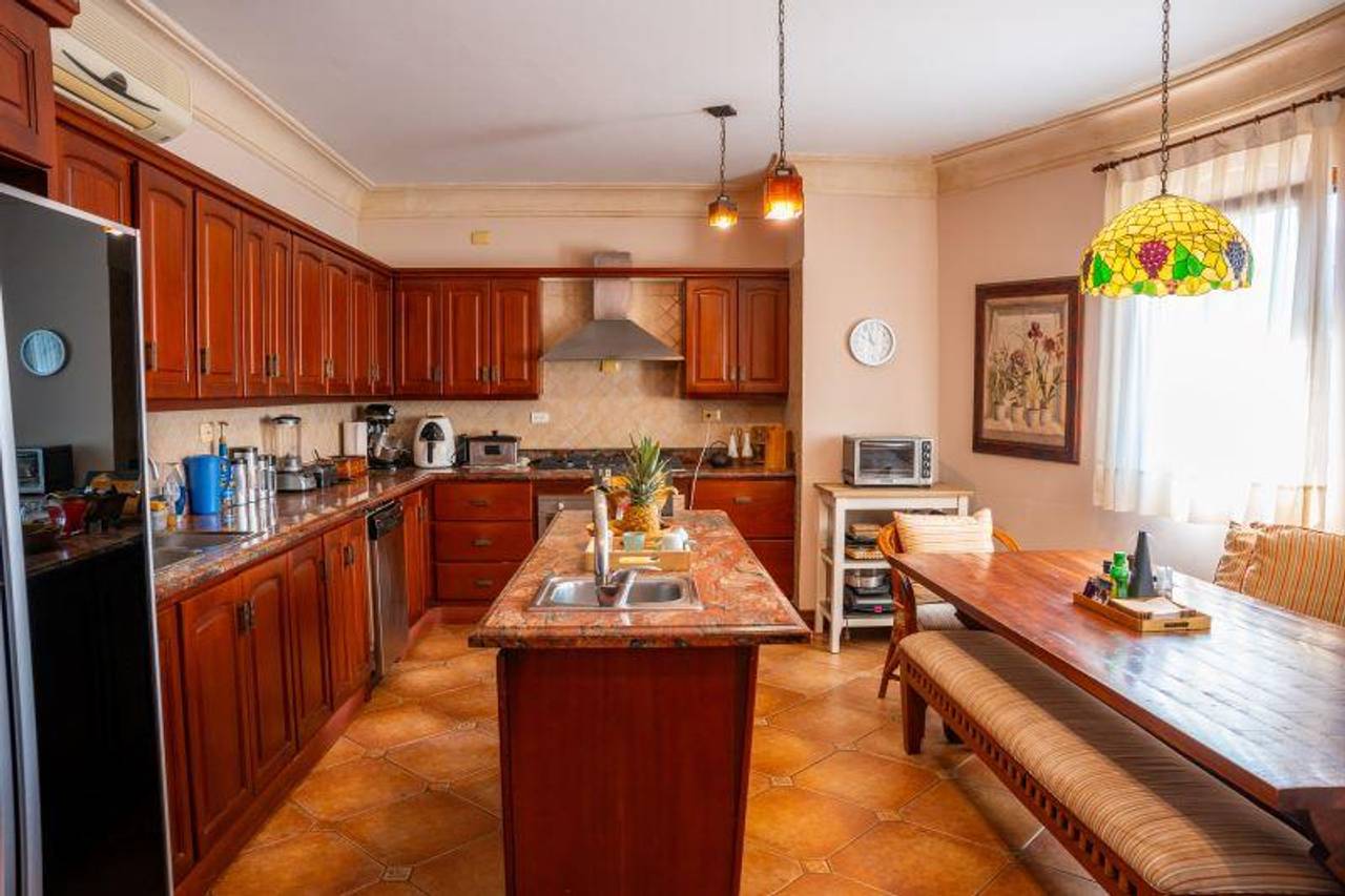 Majestuosa y Exclusiva Casa de 4 Habitaciones y Amplio Patio con Piscina de Venta en Quintas de Pontezuela!