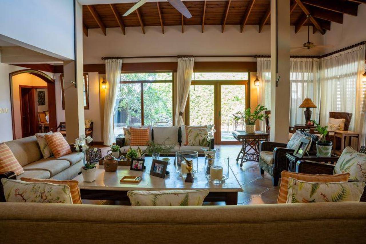 Majestuosa y Exclusiva Casa de 4 Habitaciones y Amplio Patio con Piscina de Venta en Quintas de Pontezuela!