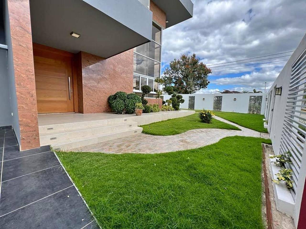 Majestuosa Casa de Lujo con 4 Habitaciones y Piscina de Venta en Residencial Cerrado de los Llanos de Gurabo!