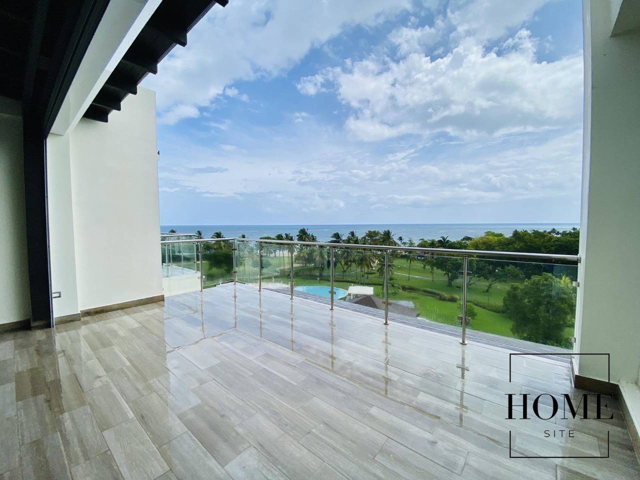 Lujoso y Exclusivo Penthouse Frente al Mar con 4 Habitaciones y Terraza Privada de Venta en lo Mejor de Playa Dorada!