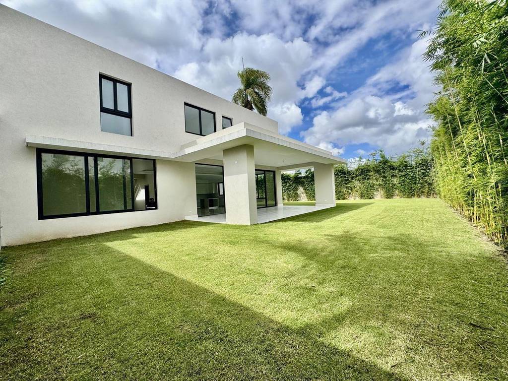 Moderna Casa de Lujo con 4 Habitaciones y un Inmenso Patio Verde de Venta en Las Carmelitas!