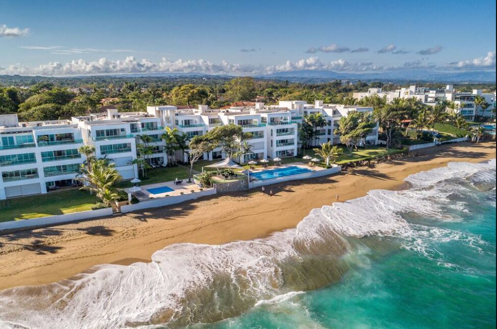 Apartamento de 3 Habitaciones con Vista al Mar de Venta frente a Playa Semi-Privada de Sosúa!