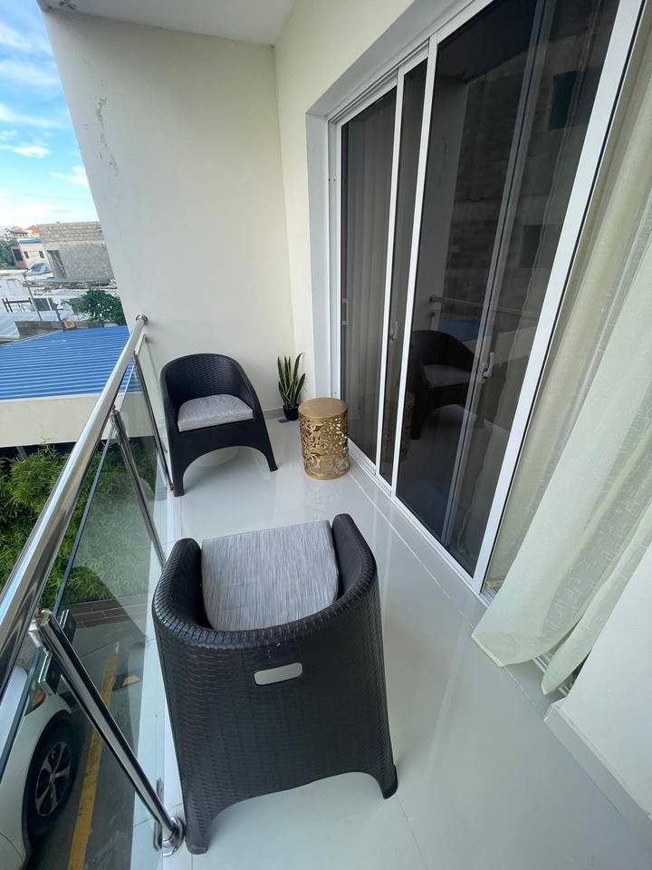 Apartamento en 2do Nivel con 3 Habitaciones y 2 Parqueos de Venta en Embrujo 3ero!