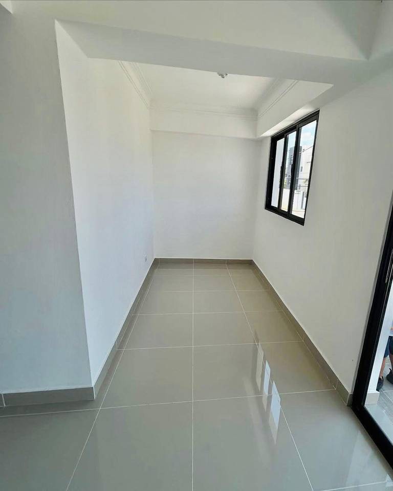 Apartamento en 2do Nivel con Terraza Privada, 3 Habitaciones y 2 Parqueos de Venta en la Urb. Jardines del Sur, Av. Hispanoamericana!