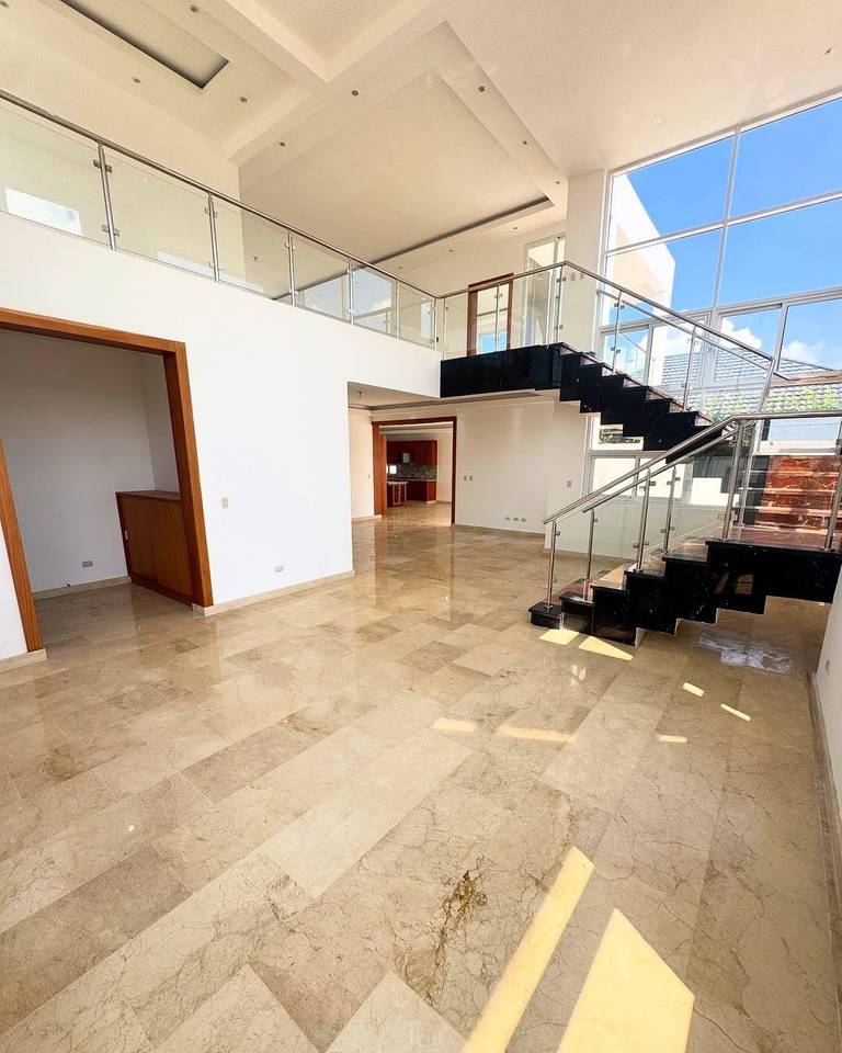 Majestuosa Casa de Lujo con 4 Habitaciones y Piscina de Venta en Residencial Cerrado de los Llanos de Gurabo!