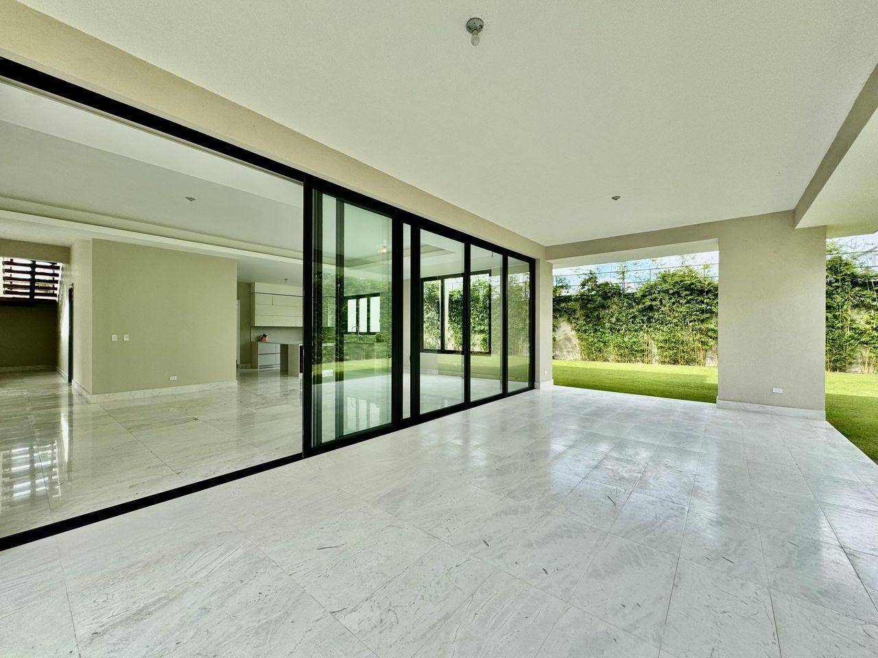 Moderna Casa de Lujo con 4 Habitaciones y un Inmenso Patio Verde de Venta en Las Carmelitas!