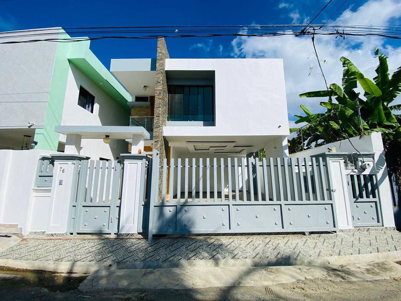 Casa de 2 Niveles con 3 Habitaciones y Piscina de Venta en Urbanización Privada de Pontezuela, Av. 27 de Febrero!