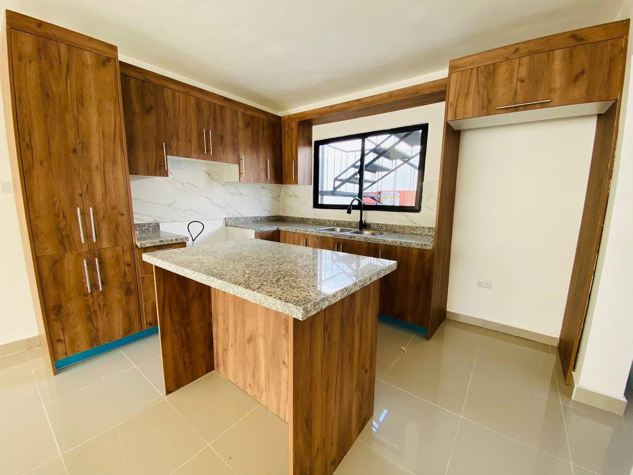 Apartamento en 3er Nivel con 3 Habitaciones, Piscina, Gazebo y Juegos Infantiles de Venta en los Llanos de Gurabo!