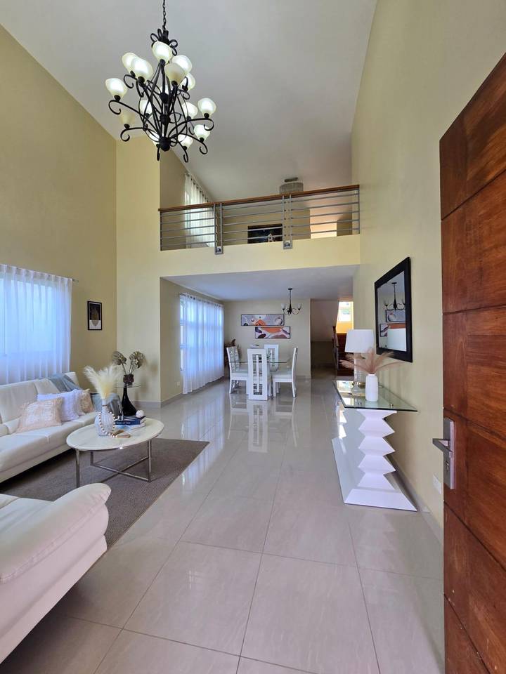 Hermosa casa en Venta con Amplios Espacios y Techos Altos. Pontezuela, Santiago