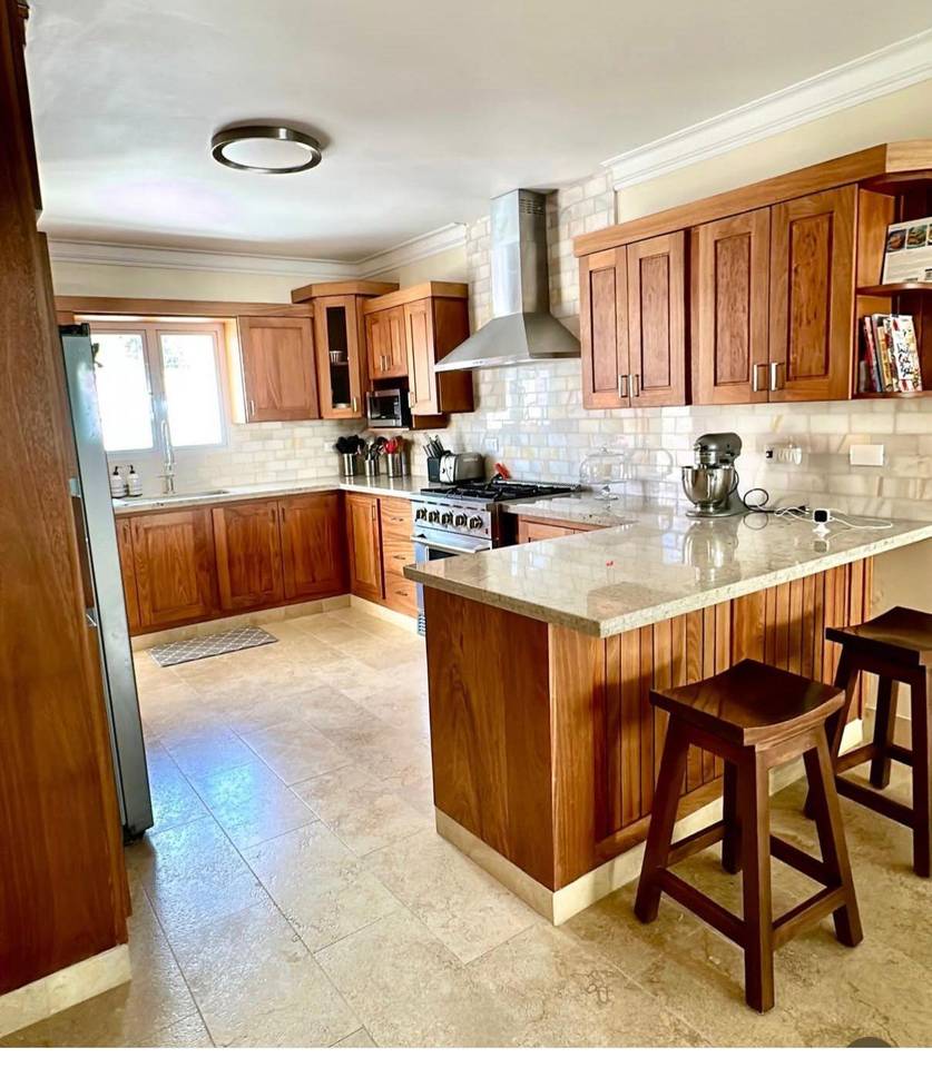 Amplia y Elegante Casa de 2 Niveles con 4 Habitaciones y Terminaciones en Mármol de Venta en Villa María!