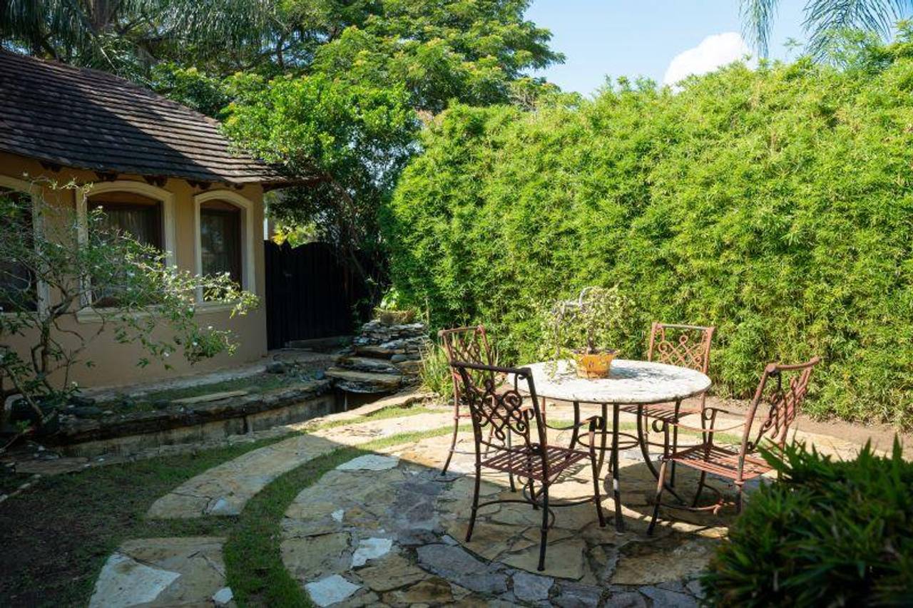 Majestuosa y Exclusiva Casa de 4 Habitaciones y Amplio Patio con Piscina de Venta en Quintas de Pontezuela!