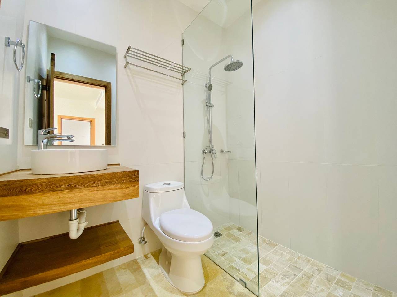 Hermosa Villa de Playa con 2 Habitaciones y Piscina de Venta en Playa Dorada!