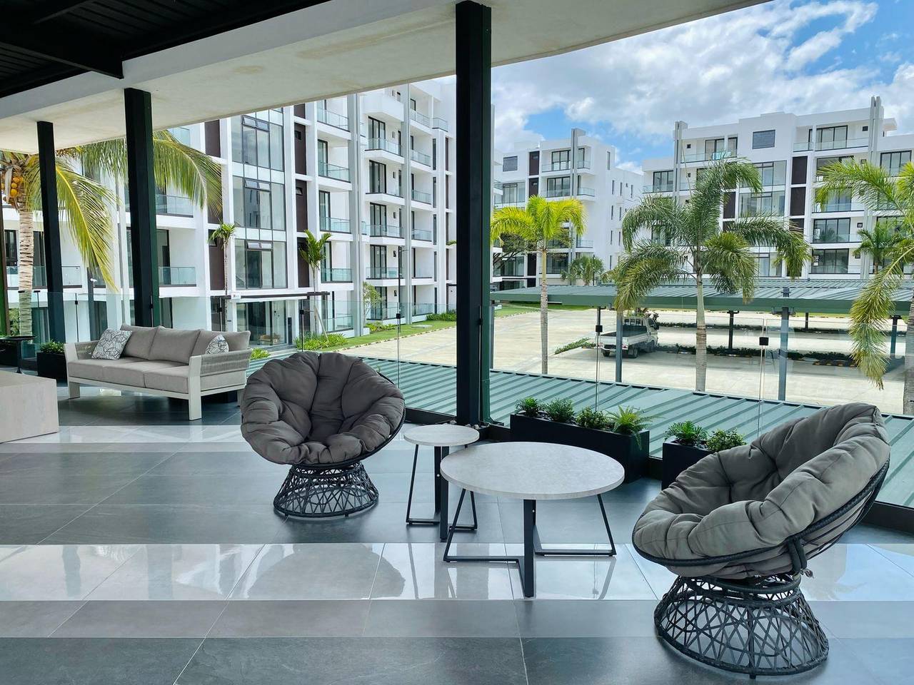 Amplios Apartamentos de Lujo con 3 Habitaciones, Piscina, Gimnasio y Línea Blanca Disponibles para Alquiler en Cerro Hermoso!