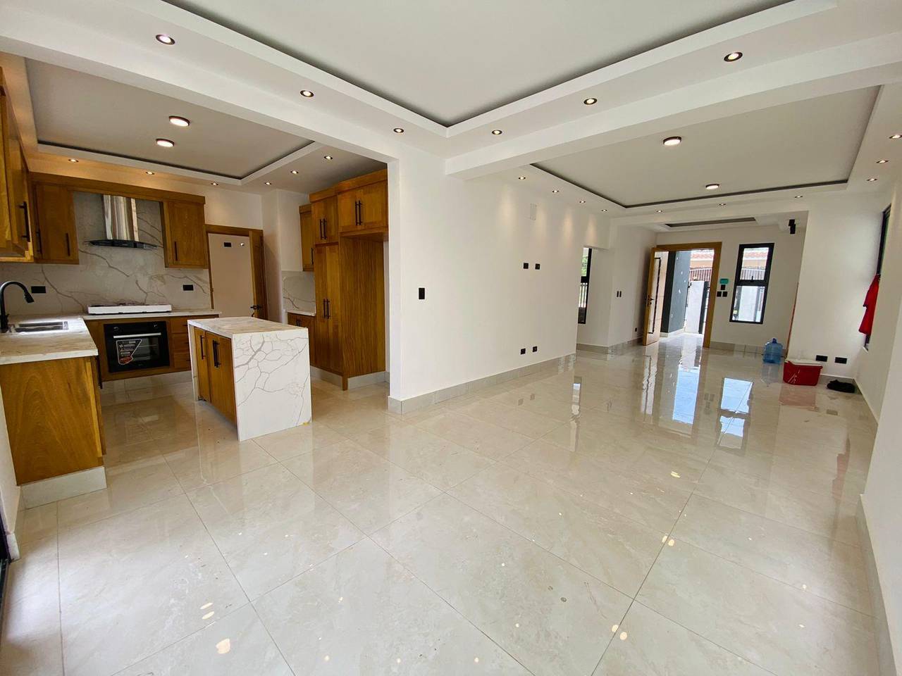 VENDIDA_Nueva y Preciosa Casa de 3 Habitaciones y Patio con Terraza de Venta en Urb. Palmas del Valle!