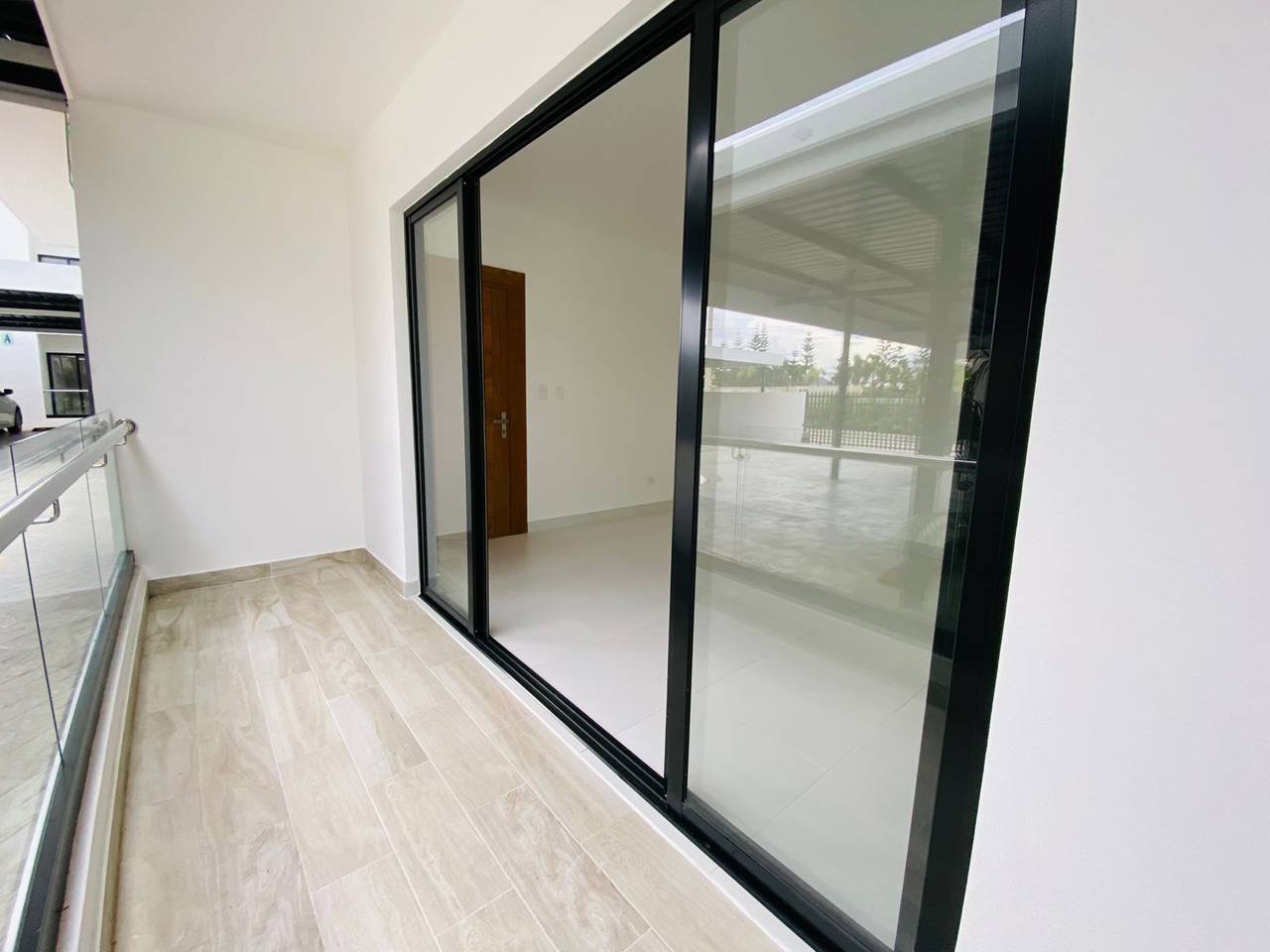 Apartamento Primer Nivel con 3 Habitaciones y 2 Parqueos Techados de Venta en Jardines del Este!