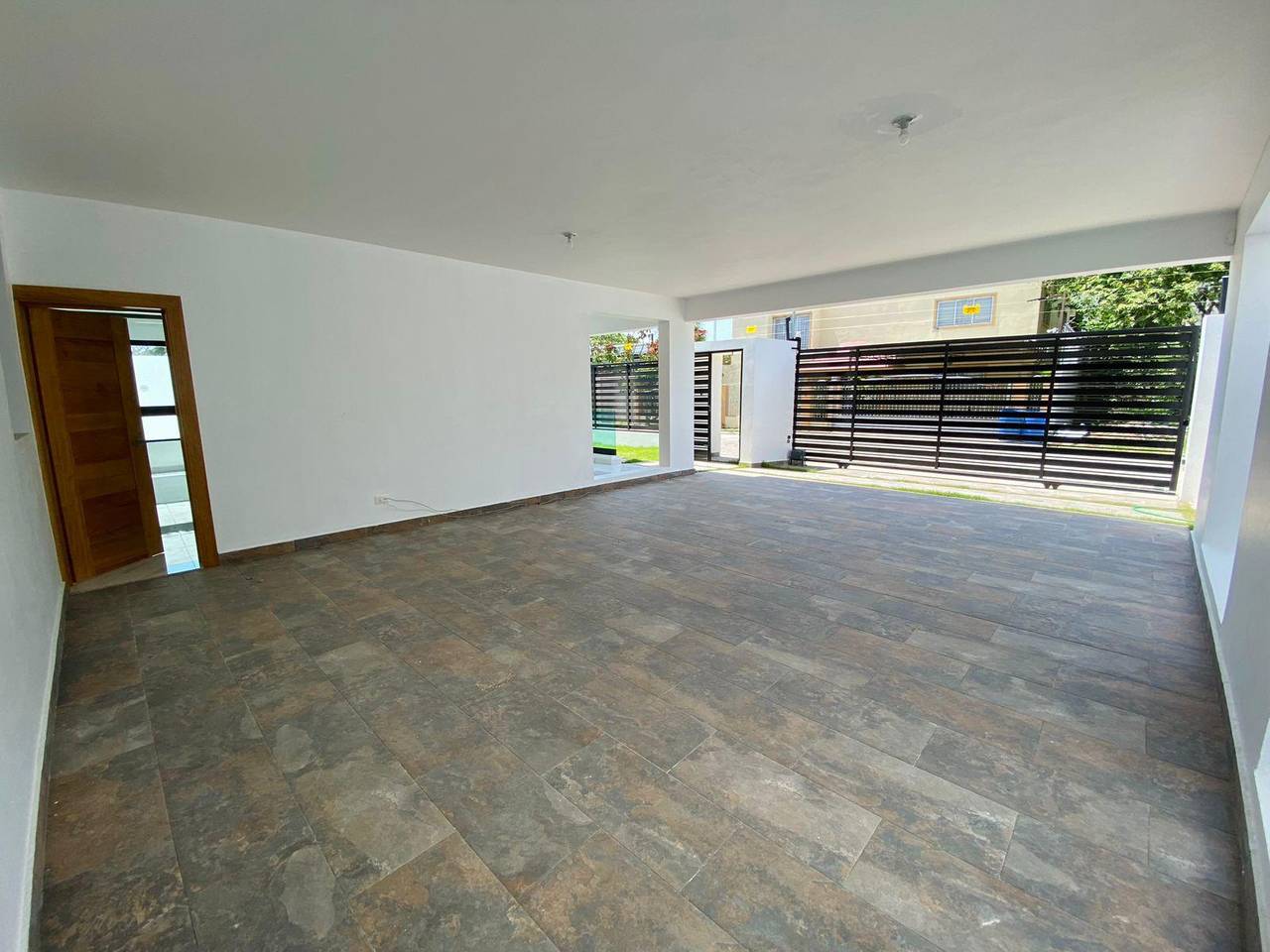 Moderna Casa con Habitación en Planta Baja y 2 Cocinas con Línea Blanca Incluida de Venta en Villa María!