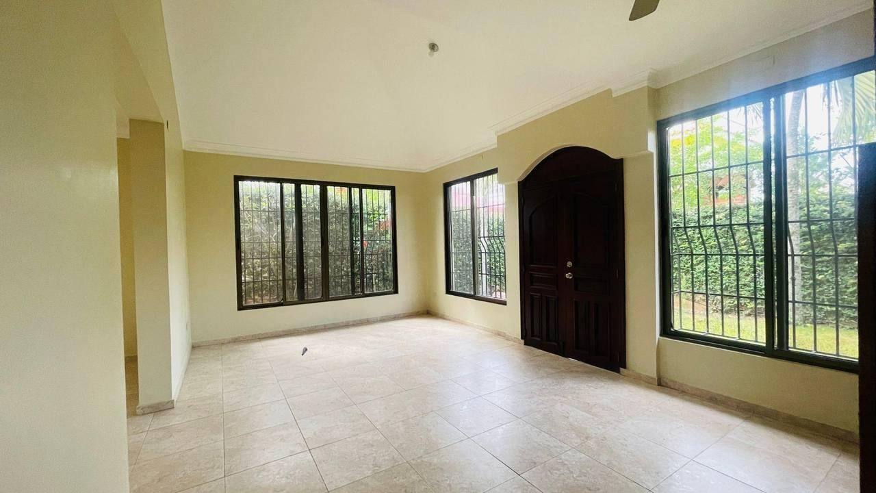 Magnífica Casa Atemporal con 4 Habitaciones + Estudio/Oficina de Venta en la Urbanización Miami, Av. Rafael Vidal!