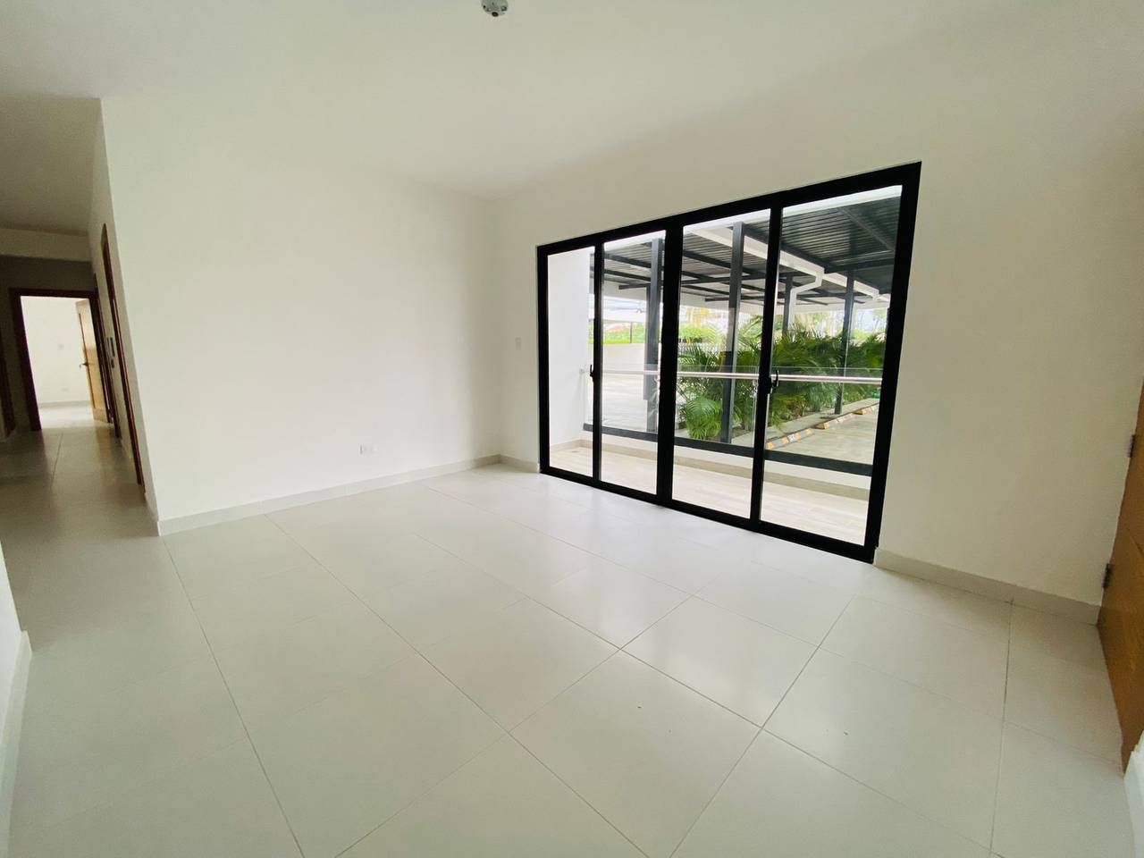 Apartamento Primer Nivel con 3 Habitaciones y 2 Parqueos Techados de Venta en Jardines del Este!