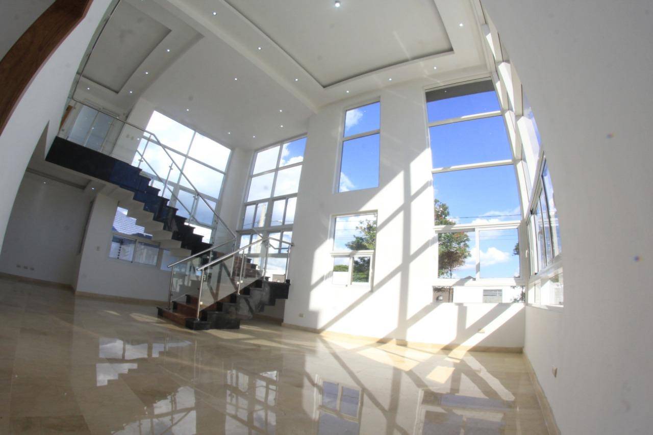 Majestuosa Casa de Lujo con 4 Habitaciones y Piscina de Venta en Residencial Cerrado de los Llanos de Gurabo!