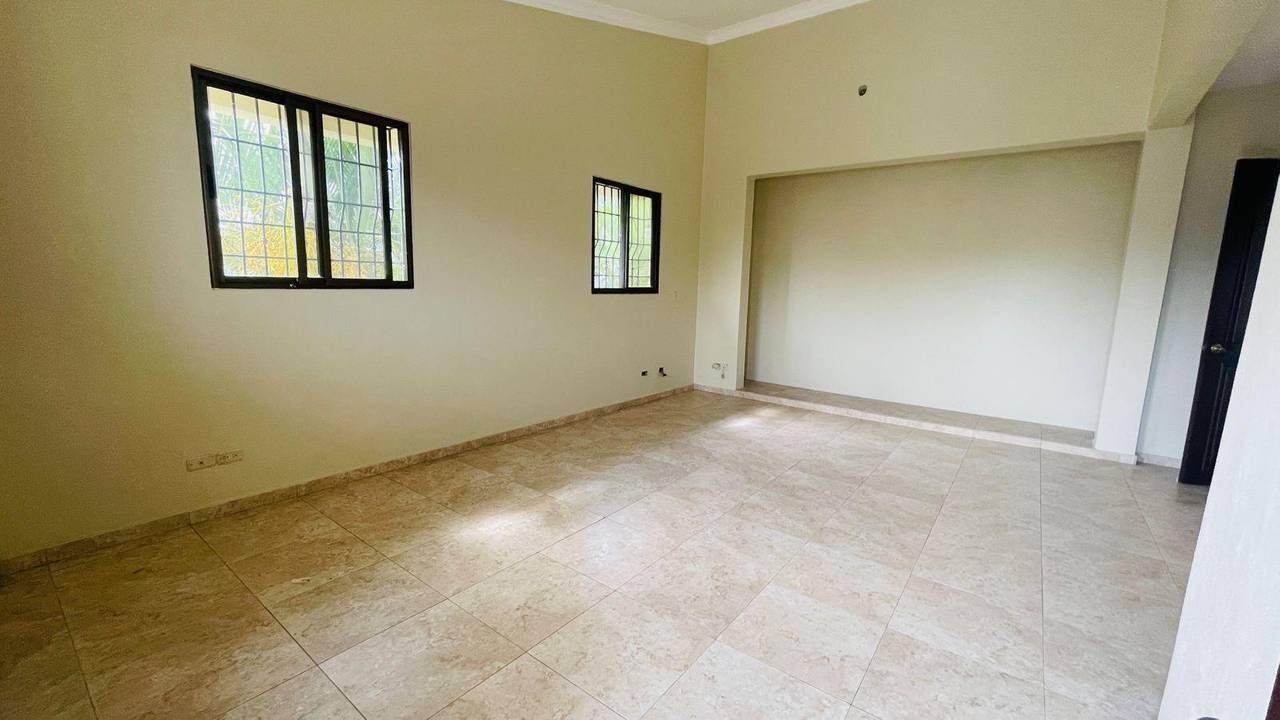 Magnífica Casa Atemporal con 4 Habitaciones + Estudio/Oficina de Venta en la Urbanización Miami, Av. Rafael Vidal!