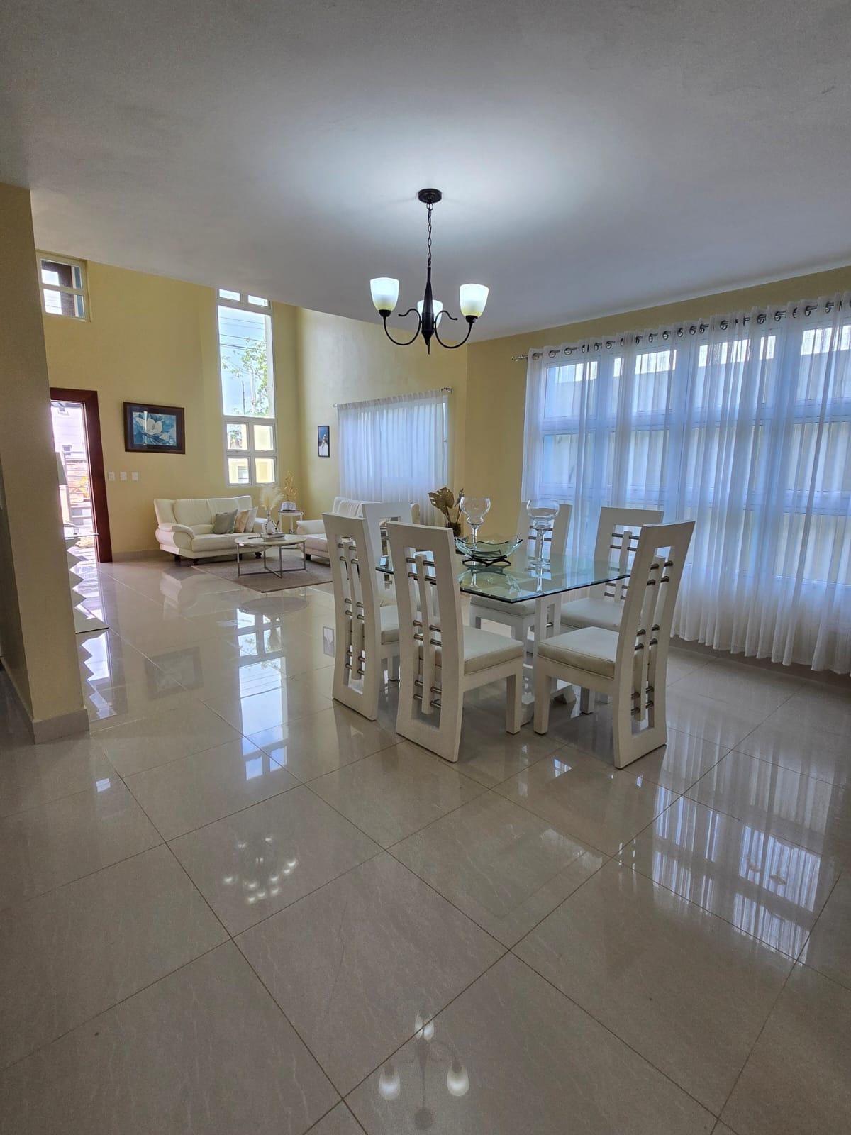 Hermosa casa en Venta con Amplios Espacios y Techos Altos. Pontezuela, Santiago