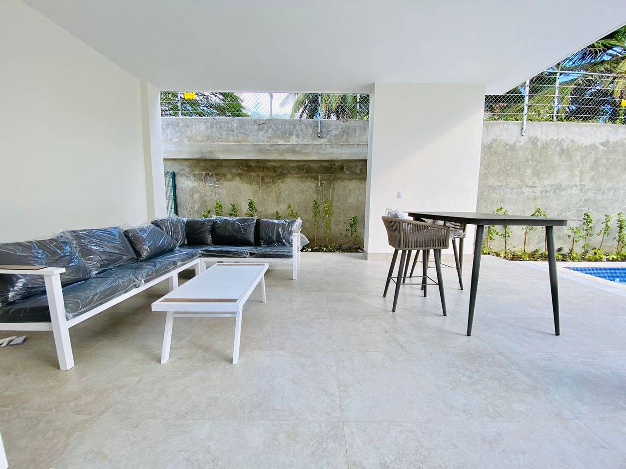 Apartamentos Nuevos de 3 Habitaciones de Venta en Proyecto con Piscina  y Terraza Amueblada próximo a Los Laureles!