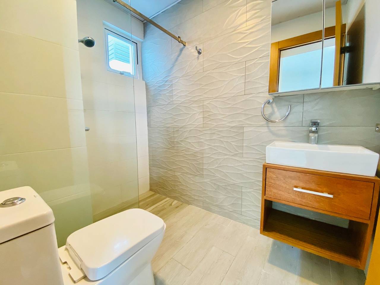Penthouse de 4 Habitaciones con Terraza Privada, Piscina y 3 Parqueos de Venta en Rincón Largo!