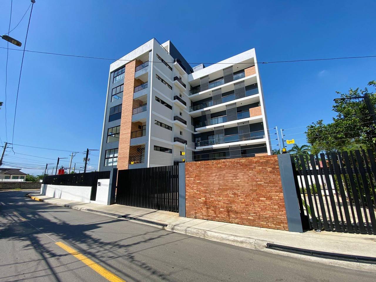 Modernos Apartamentos de 3 Habitaciones con Area Social Amueblada y Gimnasio Equipado de Venta en Los Llanos de Gurabo!
