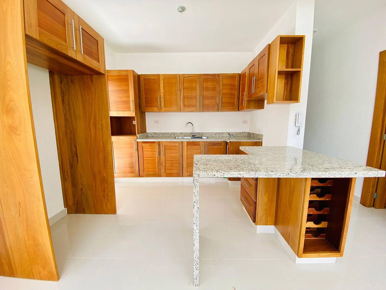 Prácticos y Funcionales Apartamentos de 3 Habitaciones de Venta en el Embrujo 3ero!