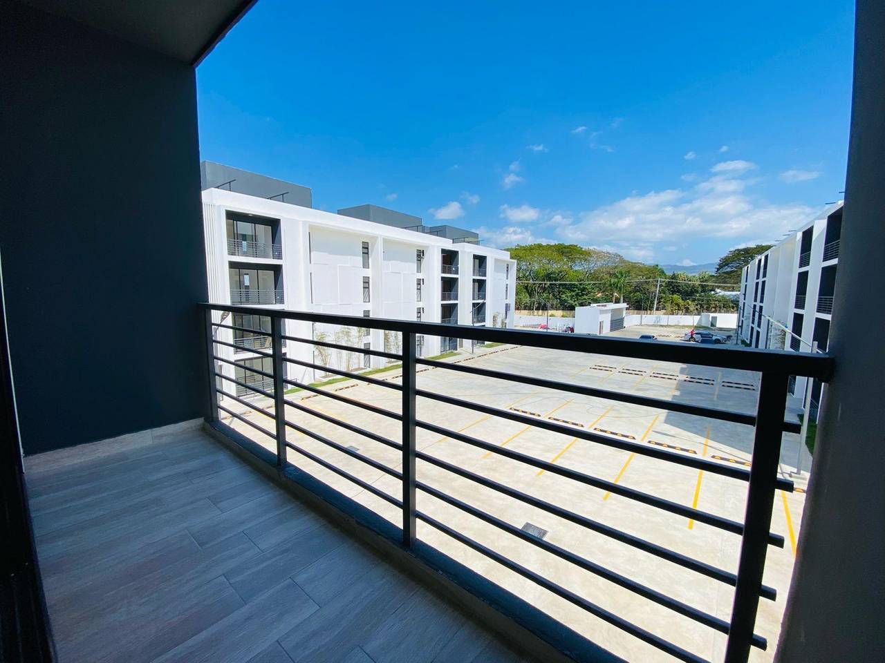 Moderno Apartamento de 3 Habitaciones con Piscina y 2 Parqueos de Venta en la Carretera Don Pedro!