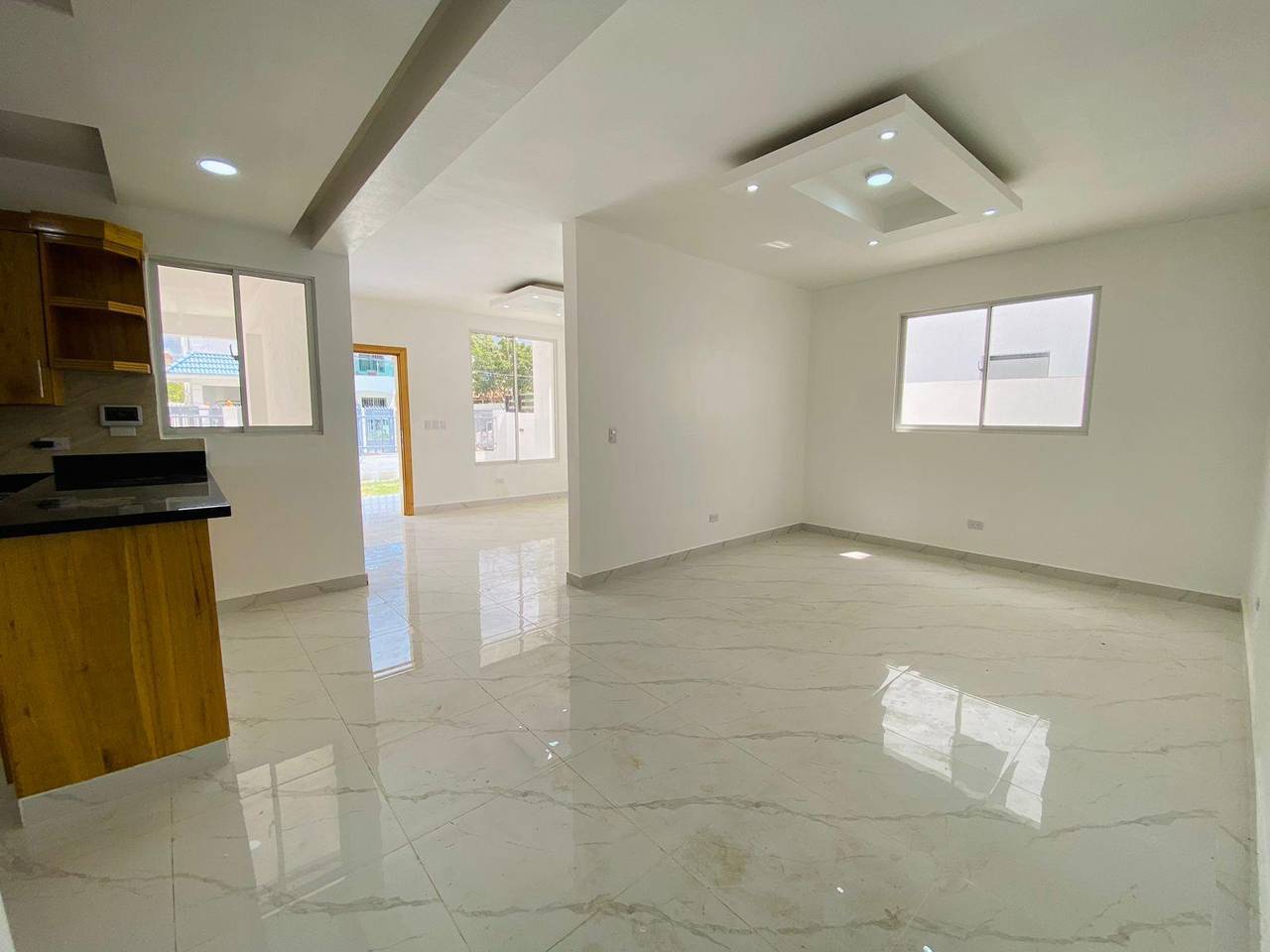 Fantástica Casa con 3 Habitaciones y Patio Trasero de Venta en Residencial Cerrado de los Llanos de Gurabo!
