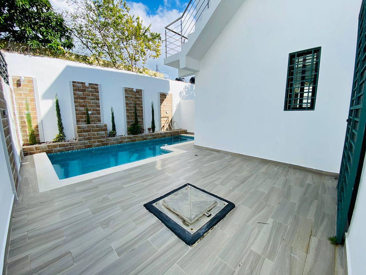 Casa de 2 Niveles con 3 Habitaciones y Piscina de Venta en Urbanización Privada de Pontezuela, Av. 27 de Febrero!
