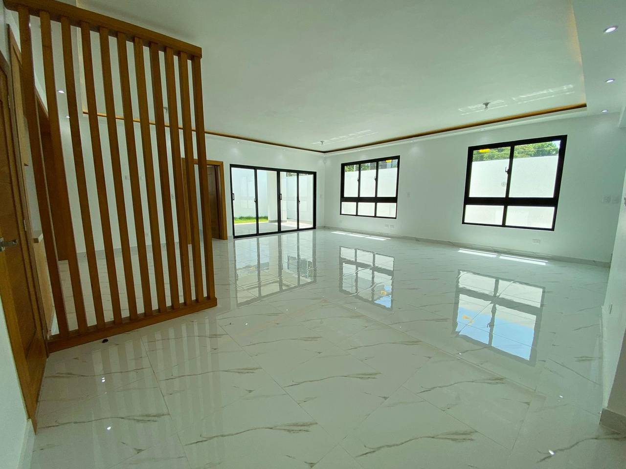 Moderna Casa con Habitación en Planta Baja y 2 Cocinas con Línea Blanca Incluida de Venta en Villa María!