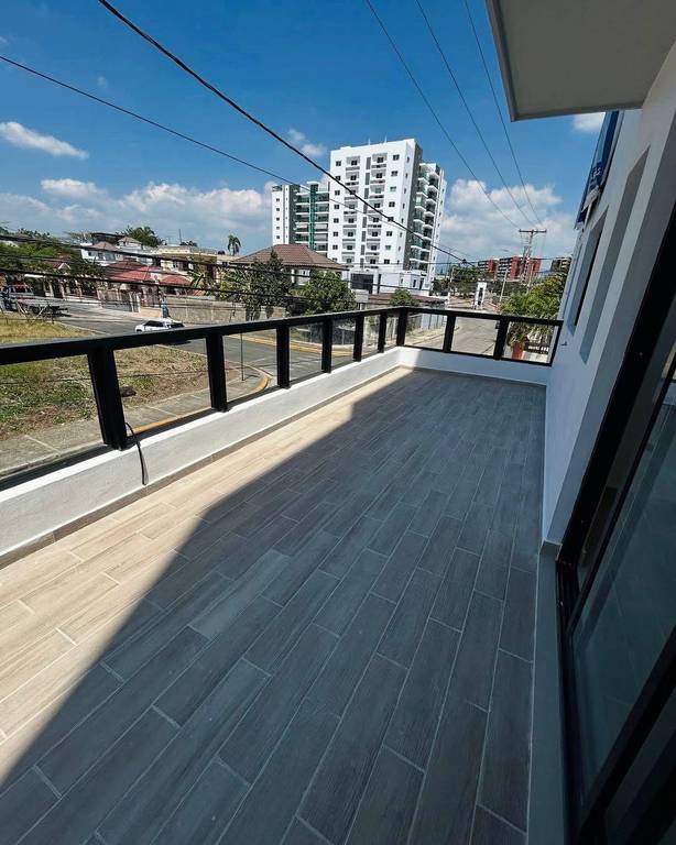 Apartamento en 2do Nivel con Terraza Privada, 3 Habitaciones y 2 Parqueos de Venta en la Urb. Jardines del Sur, Av. Hispanoamericana!