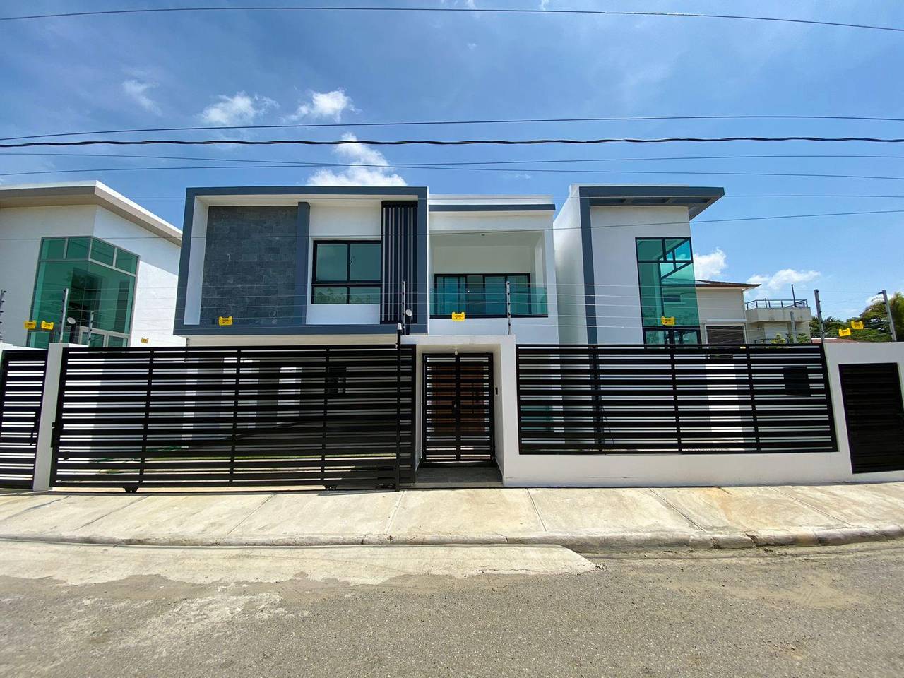 Lujosa Casa de 4 Habitaciones y 2 Cocinas con Línea Blanca Incluida de Venta en Villa María!