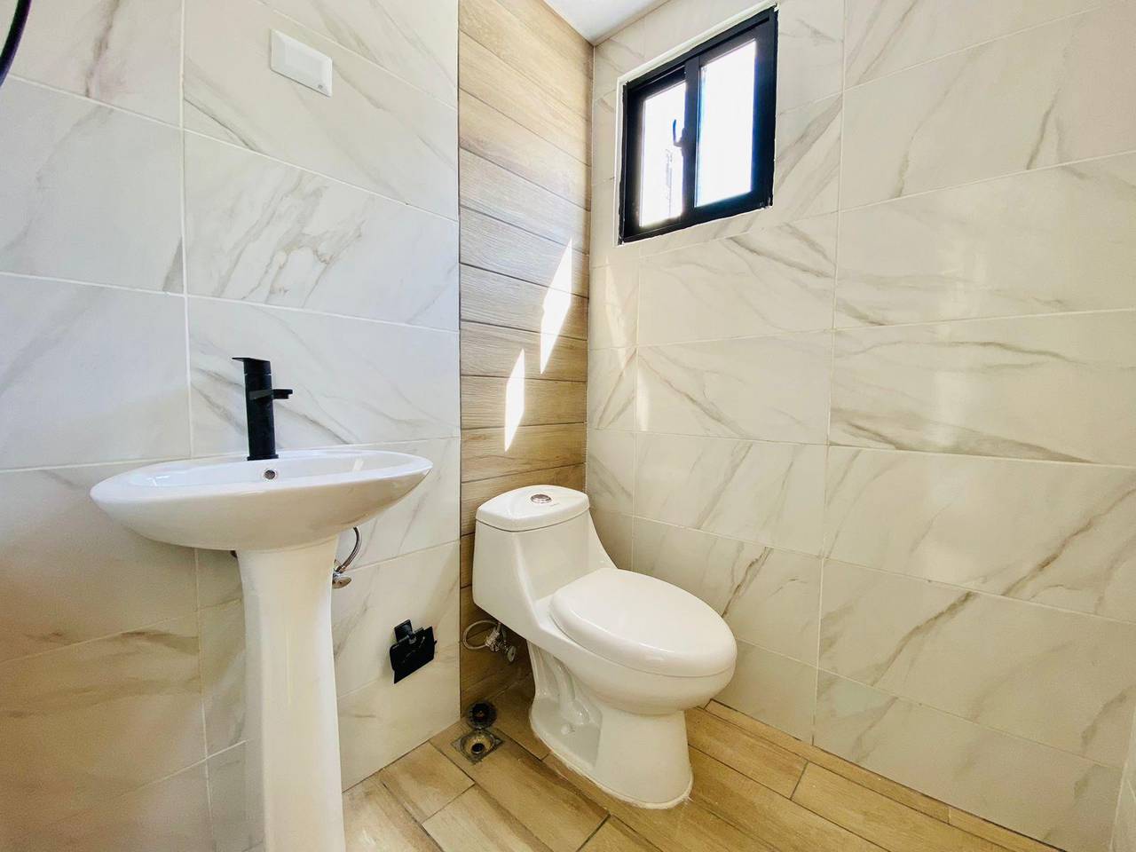 Apartamento en 3er Nivel con 3 Habitaciones, Piscina, Gazebo y Juegos Infantiles de Venta en los Llanos de Gurabo!