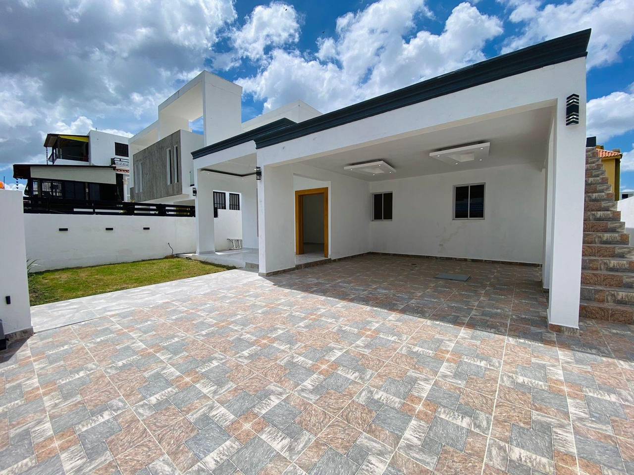 Fantástica Casa con 3 Habitaciones y Patio Trasero de Venta en Residencial Cerrado de los Llanos de Gurabo!