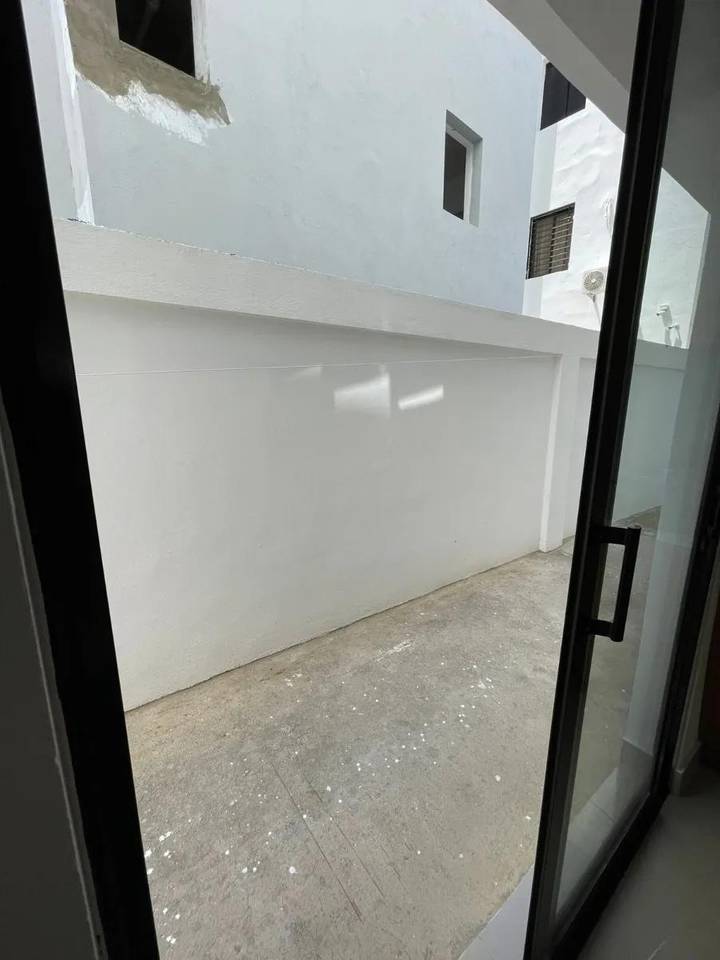 Apartamento Primer Nivel con Patio, 2 Habitaciones y 2 Parqueos de Venta en la Urb. Jardines del Sur, Av. Hispanoamericana!