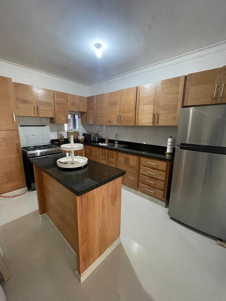 Apartamento en 2do Nivel con 3 Habitaciones y 2 Parqueos de Venta en Embrujo 3ero!