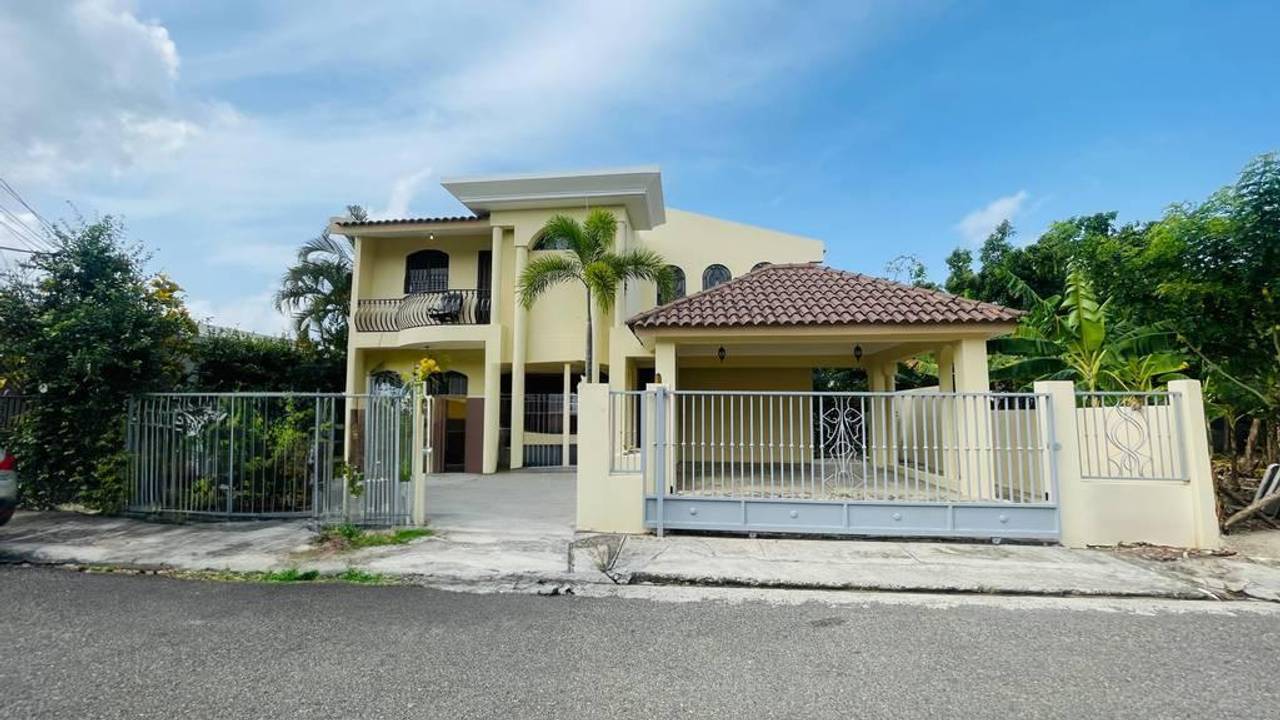 Magnífica Casa Atemporal con 4 Habitaciones + Estudio/Oficina de Venta en la Urbanización Miami, Av. Rafael Vidal!
