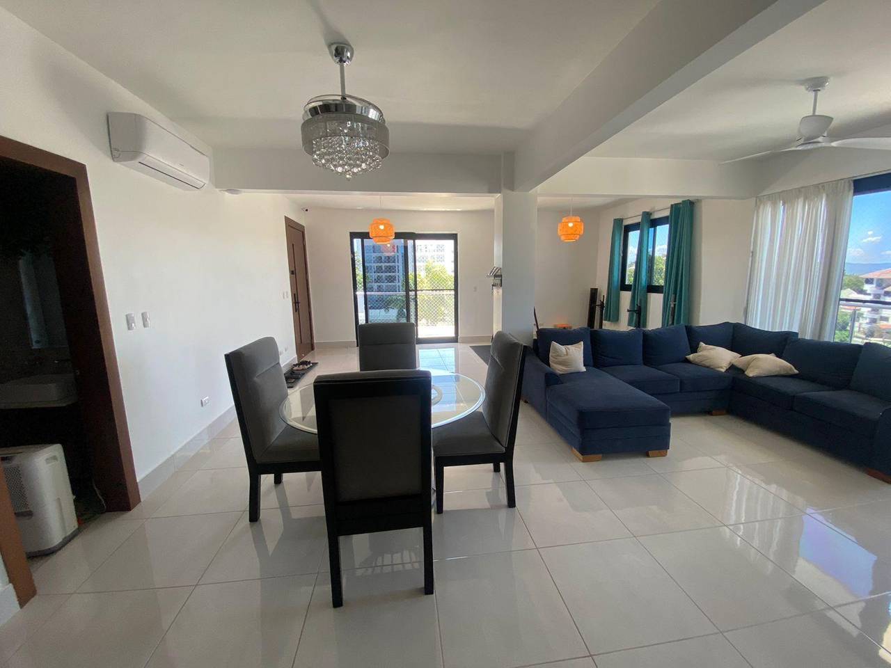 Moderno y Amplio Apartamento en 6to Nivel con 3 Habitaciones y 2 Parqueos de Venta en Cerros de Gurabo!