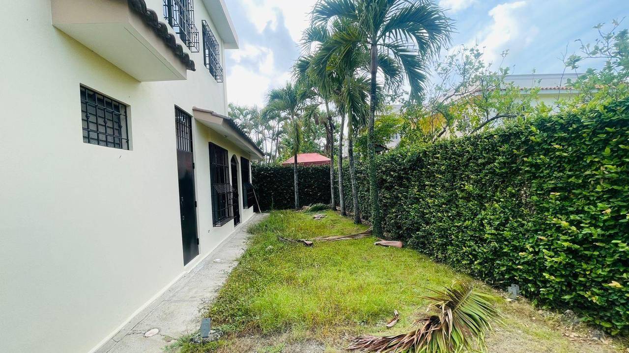 Magnífica Casa Atemporal con 4 Habitaciones + Estudio/Oficina de Venta en la Urbanización Miami, Av. Rafael Vidal!