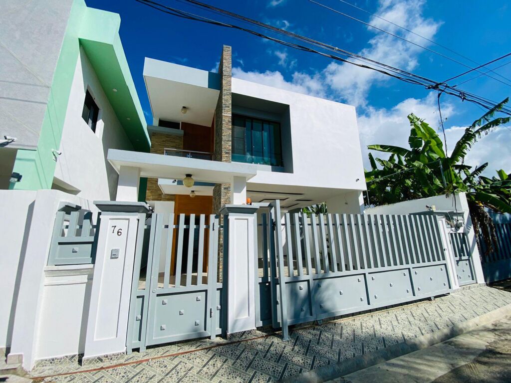 Casa de 2 Niveles con 3 Habitaciones y Piscina de Venta en Urbanización Privada de Pontezuela, Av. 27 de Febrero!