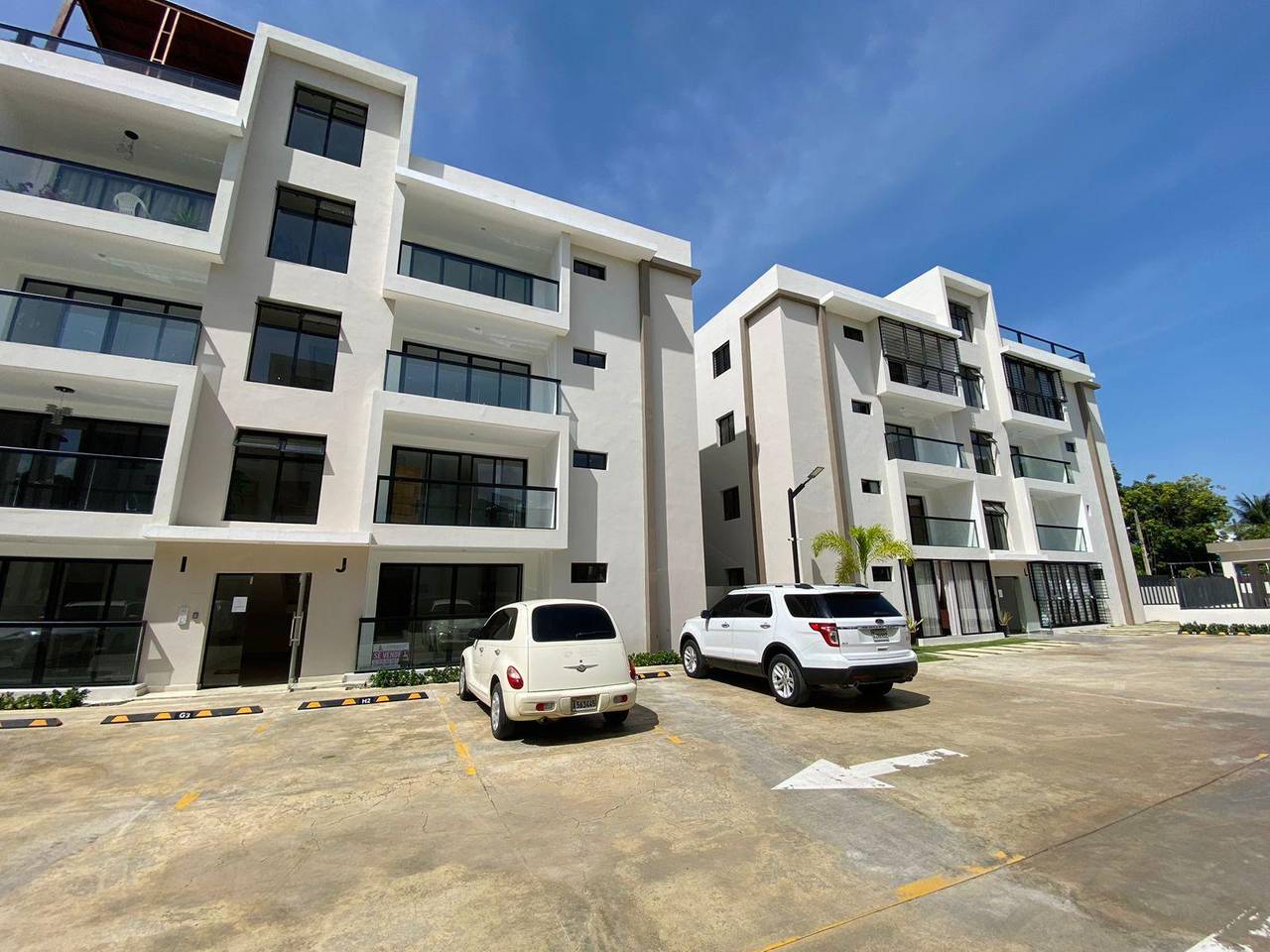 Grandiosos Apartamentos Nuevos con 3 Habitaciones, Piscina y 2 Parqueos de Venta en Los Llanos de Gurabo!