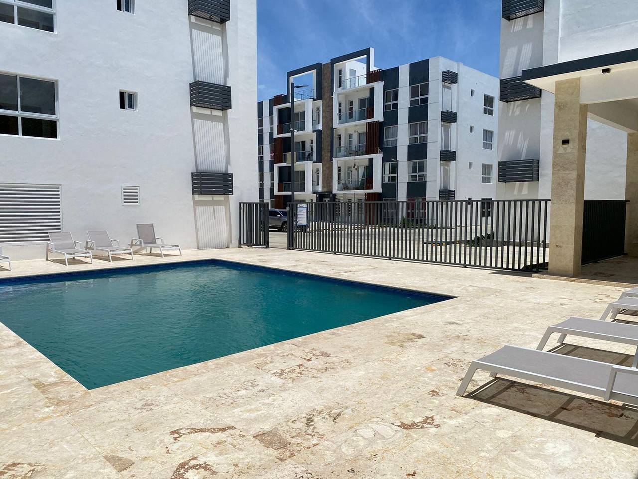Apartamentos Nuevos y Modernos con 3 Habitaciones, 2 Parqueos y Piscina de Venta en los Llanos de Gurabo!