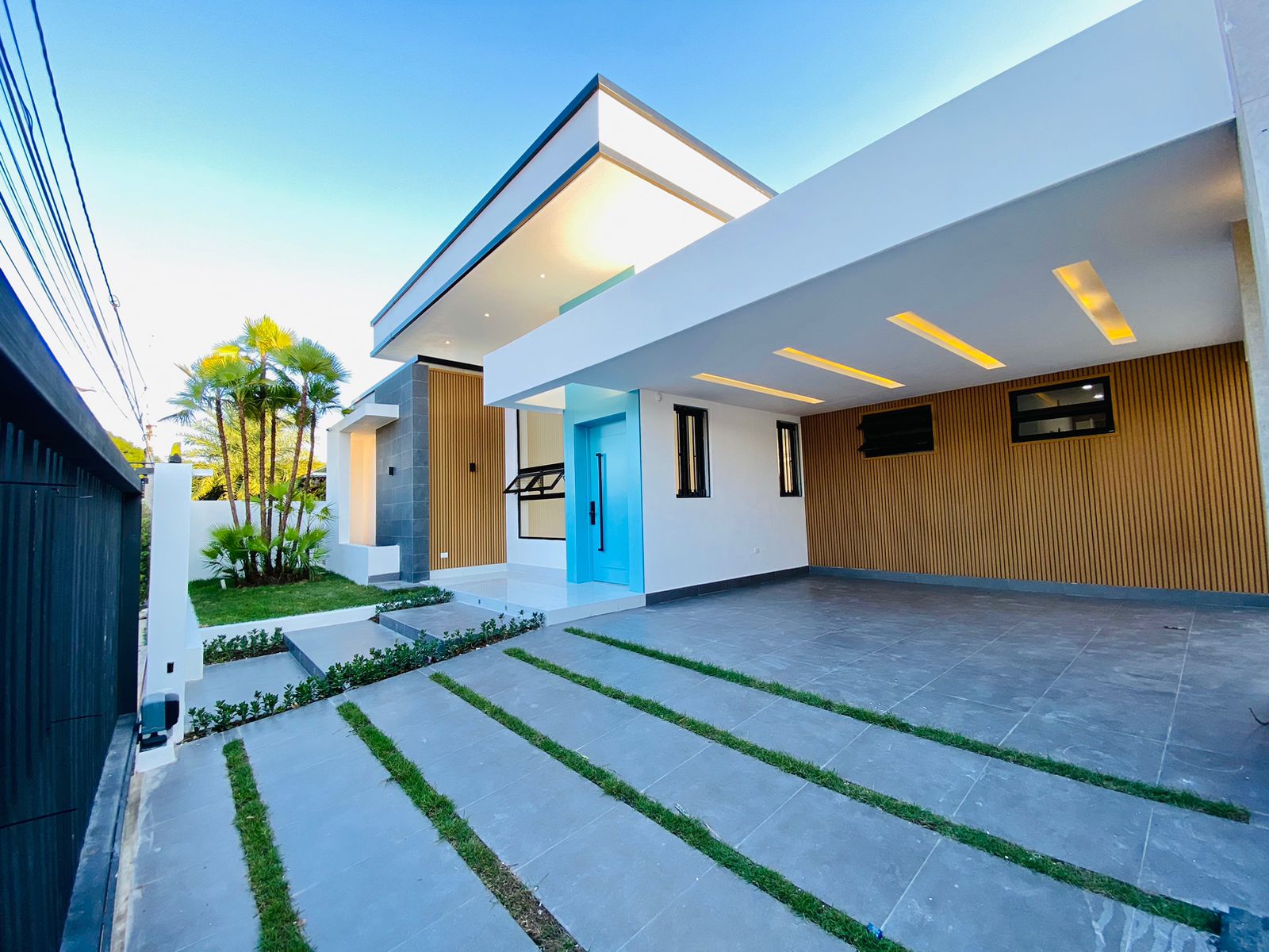 Moderna Casa con 4 Habitaciones y Patio con Terraza de Venta en Urbanización Privada de los Llanos de Gurabo!
