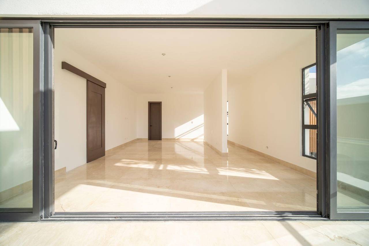 Hermosa Casa de 4 Habitaciones con Dormitorio en Planta Baja y un Amplio Patio de Venta en Las Carmelitas!